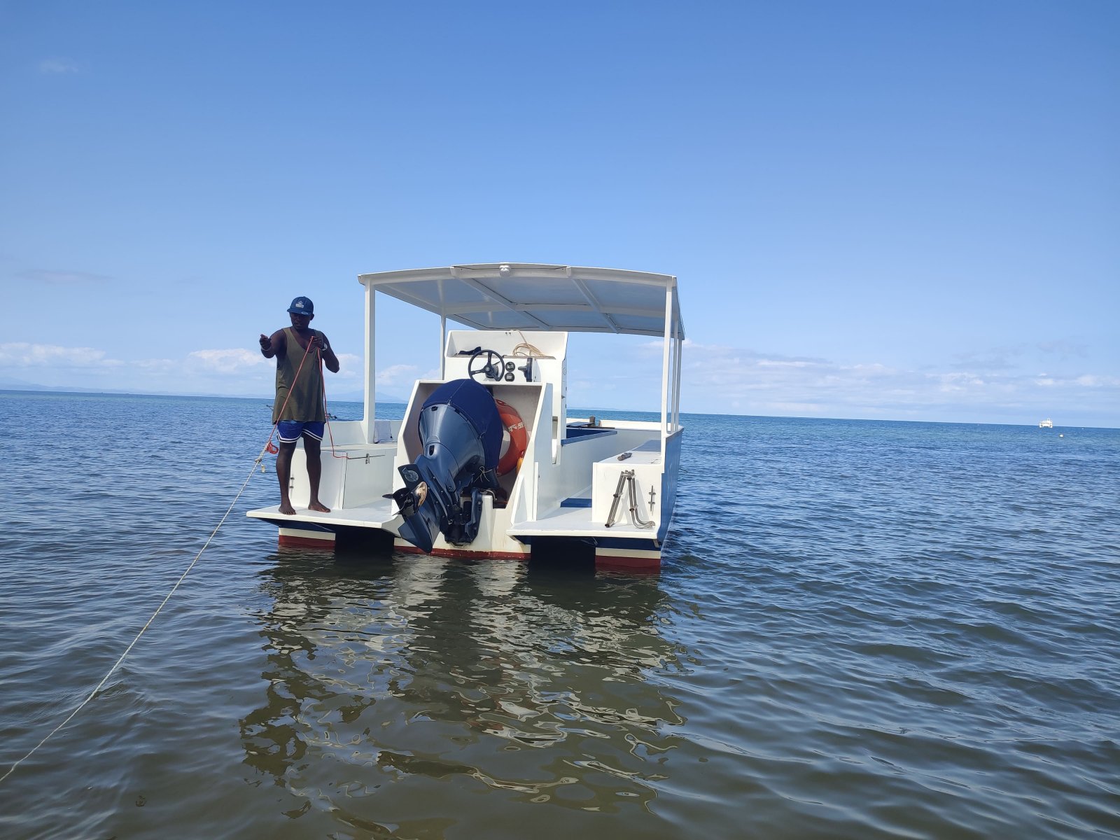 BATEAU DE VERRE . TRIMARAN